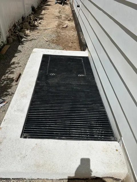 Outdoor grating with a hinged hatch