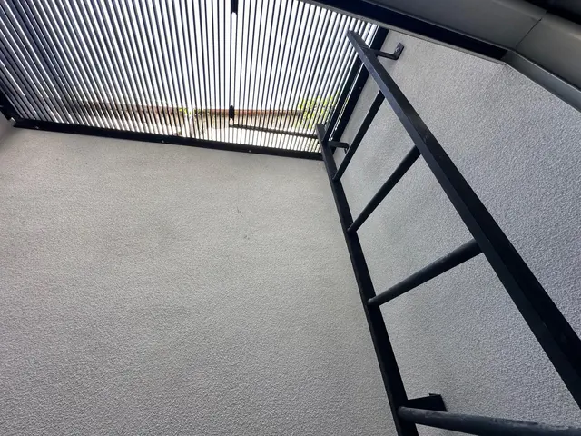 Upper ladder and grating detail