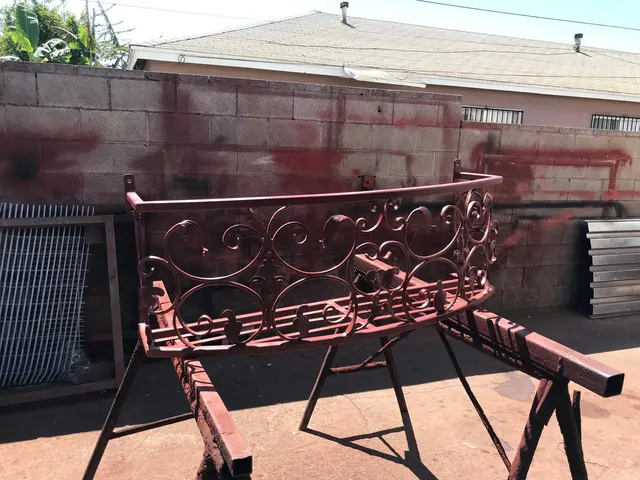 Curved railing design